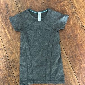 Gray ivivva fly tech short sleeve size 8